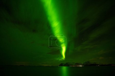 Téléchargez les photos : Lumière polaire sur les îles Lofoten. Aurora côté arctique. Lumière nocturne sur la côte de l'océan Atlantique. - en image libre de droit