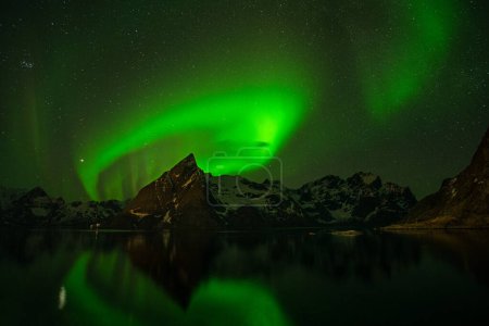 Foto de Luz polar en las islas Lofoten. Aurora en el lado ártico. Luz nocturna en la costa del océano Atlántico. - Imagen libre de derechos
