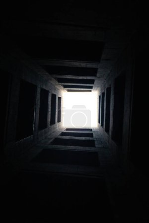 Téléchargez les photos : Illuminated Pathway: A Striking Perspective of Light at the End of a Structured Passage. Photo de haute qualité - en image libre de droit