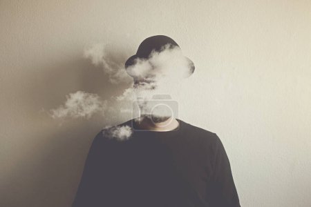 Téléchargez les photos : Homme surréaliste tête dans les nuages, concept abstrait - en image libre de droit