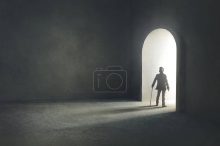 Téléchargez les photos : Homme entrant dans une mystérieuse porte lumineuse, concept surréaliste - en image libre de droit