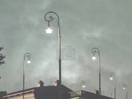 Téléchargez les photos : Illustration de la vieille ville noire par vue de nuit - en image libre de droit