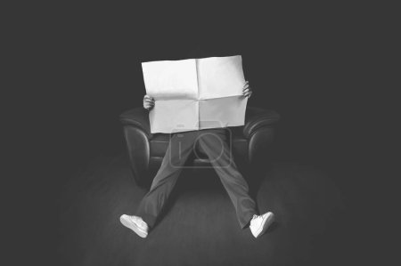 Téléchargez les photos : Illustration d'un homme lisant un journal assis sur un canapé, concept d'information - en image libre de droit