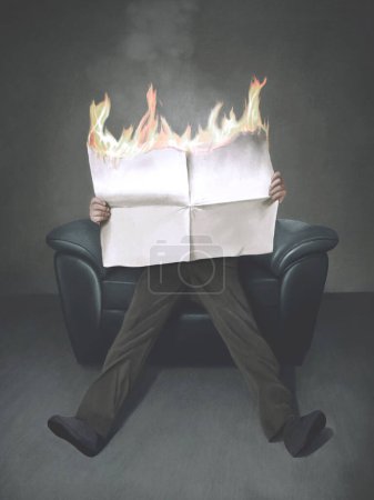 Téléchargez les photos : Illustration d'un homme lisant un journal en feu, concept de mauvaise nouvelle surréaliste - en image libre de droit