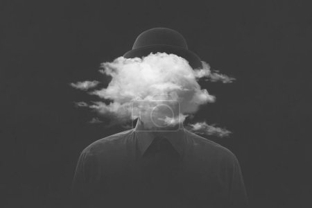 Téléchargez les photos : Homme concept noir et blanc surréaliste avec nuage au-dessus de la tête - en image libre de droit