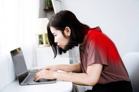 Dolor de espalda y hombro de mujer asiática con postura incorrecta mientras trabaja en una computadora y potencial cifosis