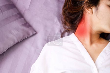 Foto de Mujer con dolor de cuello por dormir en una postura incómoda en la cama - Imagen libre de derechos