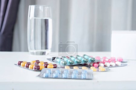 Téléchargez les photos : Gros plan sur plusieurs boîtes de pilules antibiotiques utilisées pour le traitement à long terme des infections bactériennes - en image libre de droit