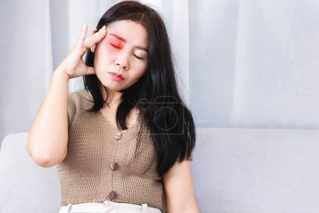 Foto de Mujer asiática que sufre de dolor ocular fuerte sensación de dolor un lado de los ojos - Imagen libre de derechos