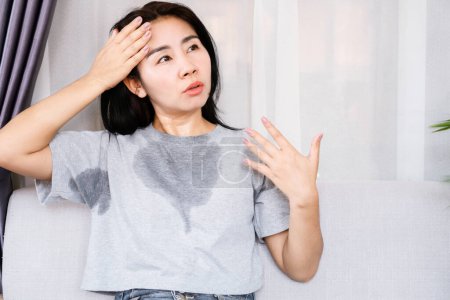 Foto de Mujer asiática sudando debido al clima cálido, concepto de síntomas de la menopausia - Imagen libre de derechos