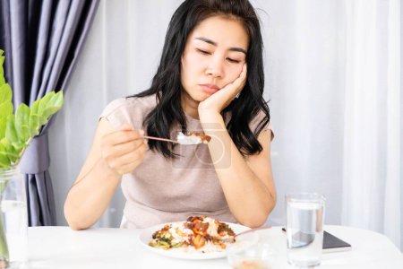 Foto de Mujer asiática que tiene problemas con la anorexia, aburrido de la comida, y perdió el apetito - Imagen libre de derechos
