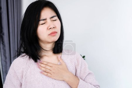 Asiatin mit Herzinfarkt, Brustschmerzen, Atembeschwerden
