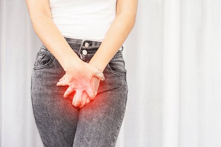 femme souffrant de douleur, de démangeaisons de la main de l'entrejambe tenant son vagin brûlant causé par des infections de la vessie ou une cystite