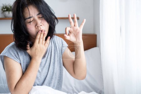 Morgenmüdigkeit, Aufwachen müde Konzept mit asiatischen Frau fühlt sich nicht erfrischt nach dem Schlafen 