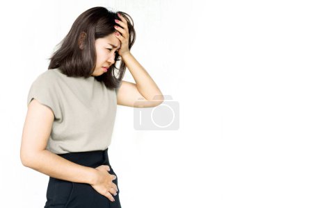 Eje encefálico intestinal con ansiedad La mujer asiática tiene problemas de dolor de estómago, sistemas digestivos, síndrome del intestino irritable (SII)) 