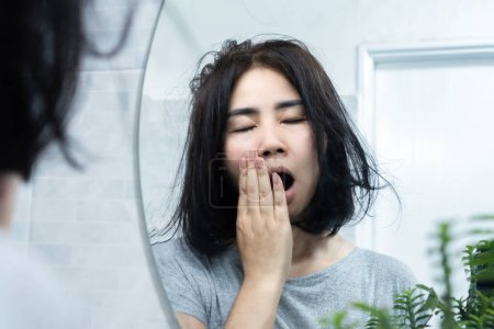 Téléchargez les photos : Concept de bâillement excessif avec une femme asiatique fatiguée se sentant fatiguée et bâillant tout le temps, état de santé, trouble du sommeil - en image libre de droit
