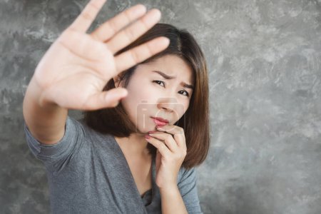 delirio paranoico con la mujer asiática que siente miedo y ataque de pánico