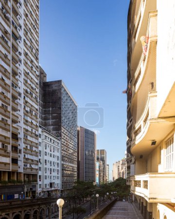 Foto de Porto Alegre / Rio Grande do Sul / Brasil - 26 de noviembre de 2022: Avenida Borges de Medeiros - Imagen libre de derechos