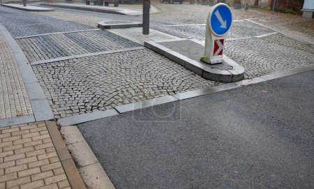 Téléchargez les photos : Pedestrian crossing with dividing island between lanes. arches with road markings planted with dry-loving flowers along the street. gardening. luxurious stone curbs and paving of the promenade - en image libre de droit
