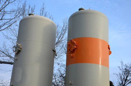 Téléchargez les photos : La pompe de mélange permet le traitement du mortier sec en combinaison avec des silos. récipients sous pression avec couvercles avec fermetures sur le côté du cylindre en acier du réservoir. fourniture de plâtre de ciment pour fac - en image libre de droit