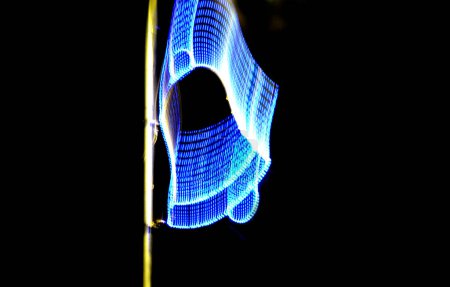 Foto de Decoración de luz alucinógena de colores kitschy. reemplaza a los neones. cables largos, bucles, cables de club desarrollados en casas y fachadas. Belén cometa, estrella con cola, fuego, grúa, instalación, línea - Imagen libre de derechos