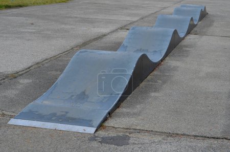 Foto de Modular pumptrack made of composite material, instead of pedaling and bouncing to move bicycles, scooters, skateboards and inline skates along the modular dirt track - Imagen libre de derechos