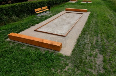 Foto de It is recommended to demarcate the playground behind the area of loss with wooden barriers, telegraph poles, sleepers, wooden barriers are better than concrete ones. Better cushions ball impacts. - Imagen libre de derechos