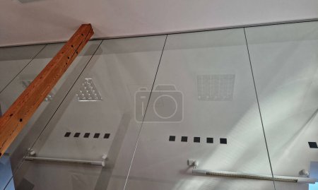 Der Mansardenraum mit Gipskartondecke wird von Kiefernholzbalken gestützt. rustikaler Stil mit Glasabtrennung, Licht