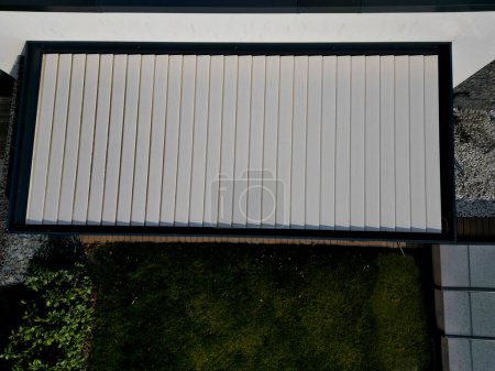 Sie steuern die kippbaren Dachlatten mit der Fernbedienung, vollständige Kontrolle. Die Lamellen können bis zu 130 geneigt werden, so dass Sie einen Schatten erzeugen, aber gleichzeitig genug Licht haben.