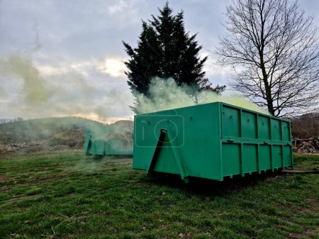 un recipiente con residuos tóxicos químicos de los que sale humo verde. residuos radiactivos en un contenedor de biorresiduos. Uno de los conductores te está molestando con el olor. compostaje, chimenea militar,