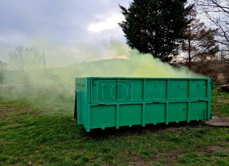 ein Behälter mit chemischen Giftabfällen, aus dem grüner Rauch austritt. Radioaktiver Abfall in einem Biomüllbehälter. Einer der Fahrer stört sich am Geruch. Kompostierung, militärischer Schornstein,