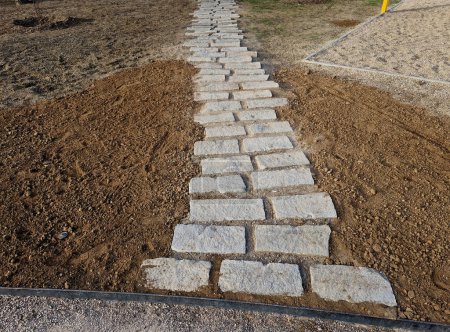 Stufensteine oder Trittsteine sind Sets von Steinen, die so angeordnet sind, dass sie einen improvisierten Damm bilden, der es einem Fußgänger ermöglicht, einen natürlichen Wasserlauf wie Acker zu überqueren.