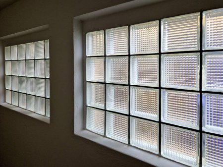 Glassteine können beispielsweise als Duschwand - aber auch als Innenwand oder Fensterersatz - verwendet werden und verhindern dabei die Sicht - lassen aber Licht durch