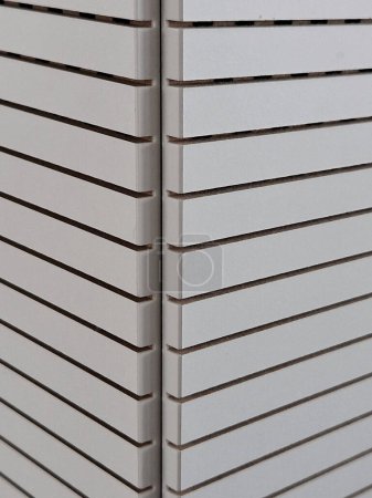 Sperrholzvertäfelung mit Bandfräsen als Lärmschutzmaßnahme in einem Großraumbüro, mdf
