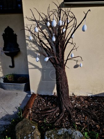 Korbschmuck in Form eines Baumes. die schön gewebten Zweige werden mit einer Schleife ans Ei gebunden. Osterschmuck am Haus am Eingang