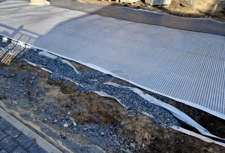 The geogrid placed on the milled surface prevents the asphalt cover with its high biaxial tensile strength of 100 kN m and thus significantly extends its service life. It significantly contributes to 