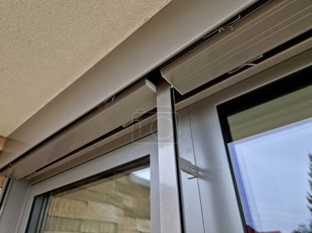 Außenbeschattung von Fenstern in Häusern und Wohnungen. können Sie Sonnenstrahlen vor Fenstern mit Jalousien stoppen. regulieren die Lichtmenge im Innenraum. Klimaanlagen schützen Privatsphäre