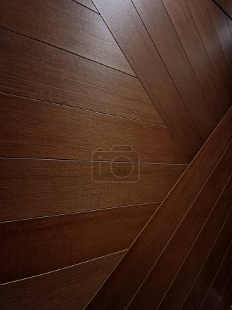 Wandverkleidungen mit natürlichen Holzplatten. Furniertes Sperrholz in rechteckigen Platten wärmt die Oberfläche der Wände