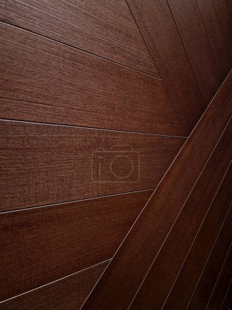 Wandverkleidungen mit natürlichen Holzplatten. Furniertes Sperrholz in rechteckigen Platten wärmt die Oberfläche der Wände