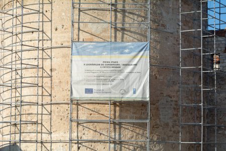 Téléchargez les photos : Bendery, Moldavie - 12 novembre 2022 : Affiche sur le mur de la forteresse de Tighina informant sur la première phase de la rénovation de la forteresse, parrainée par le PNUD et l'Union européenne - en image libre de droit