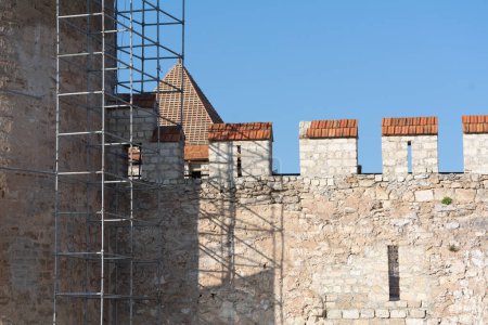 Téléchargez les photos : Réparation de la forteresse de Tighina est une forteresse du XVe siècle sur la rive droite de la rivière Dniester à Bender, en Moldavie, construite à partir de terre et de bois sous le règne du prince Étienne le Gr - en image libre de droit