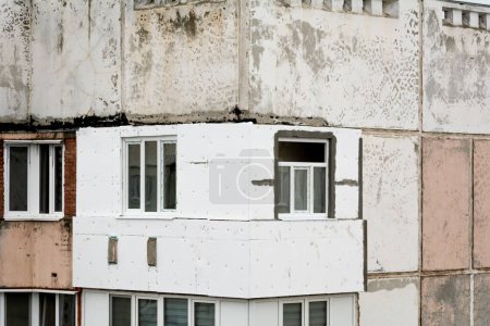 Foto de Tiraspol, Moldova - December 11, 2022: New plastic windows on the balcony of the WDS brand. Warming and reconstruction of the balcony of the apartment. - Imagen libre de derechos