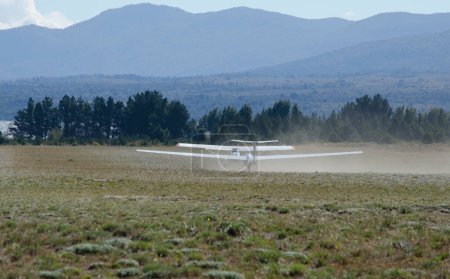 Foto de Planeador ultraligero de remolque plano pequeño, aeródromo de bariloche - Imagen libre de derechos