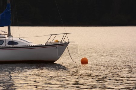 Foto de Velero en un lago en patagonia argentina al atardecer. barco en el lago nahuel huapi en bariloche con una boya naranja - Imagen libre de derechos