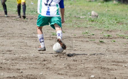 Foto de JUGADOR DE SOCCER en un pasto. jugador de fútbol amateur en la tierra - Imagen libre de derechos