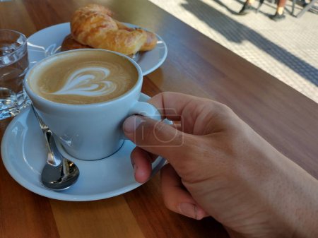 Foto de Taza de café con dibujo hecho con leche - Imagen libre de derechos