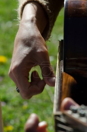 Foto de Woman's hands playing the guitar outdoors - Imagen libre de derechos