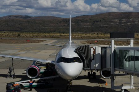Foto de Plane at bariloche airport, with the sleeve on at the bariloche airport - Imagen libre de derechos