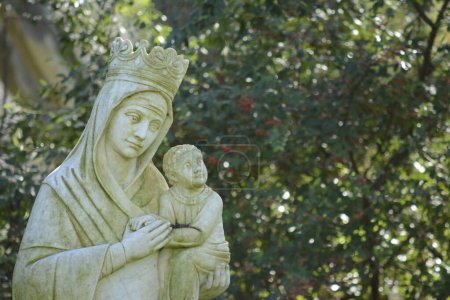Foto de Escultura de la Virgen María y el Niño Jesús, tierno - Imagen libre de derechos