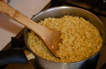Foto de Shamani arroz integral en olla con cuchara de madera - Imagen libre de derechos